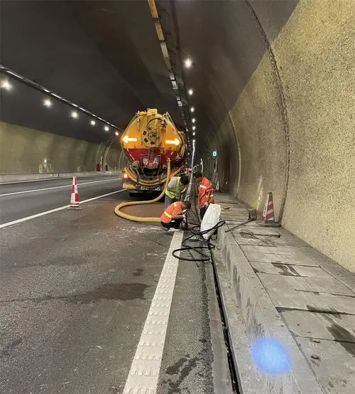 高州隧道排水渠清淤